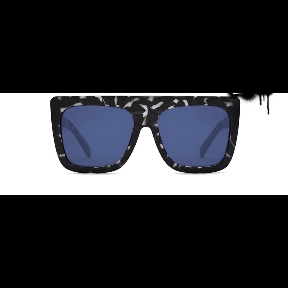 SOLD OUT CAFE RACER OVERSIZED SUNNIES